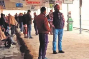 मोबाइल पर मस्त... वर्दी गायब, काम नदारद मिले कर्मचारी, एसीएम ने जताई नाराजगी