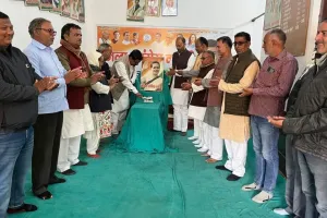 देवरिया में कांग्रेसियों ने मनाया सोनिया गांधी का जन्मदिन...,  केक काटकर एक दूसरे का मुंह किया मीठा