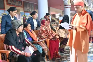 विदेश भेजने के नाम पर धोखाधड़ी करने वालों पर हो सख्त कार्रवाई, जनता दर्शन में सीएम योगी का अधिकारियों को सख्त निर्देश