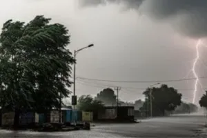 Ditwah ने बदला रूप, चेन्नई-पुडुचेरी में भारी बारिश-तेज हवाओं का कहर जारी 