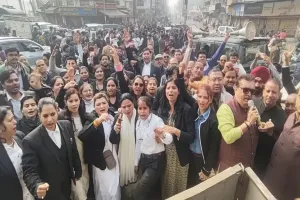 मेरठ बंद: पश्चिमी यूपी में हाईकोर्ट खंडपीठ की मांग को लेकर सड़कों पर उतरे वकील, बाजार ठप