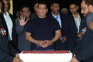 @60 के हुए सलमाल खानः बर्थडे पार्टी में लगा सितारों का जमावड़ा, कैमरों के सामने काटा केक, धोनी-दत्त ने बढ़ाई रौनक