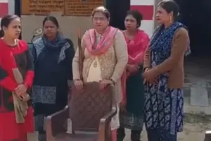 Ayodhya News: पहले से ही हाईटेंशन लाइन ऊपर से स्कूल के अंदर लगा दिए दो खंभे, 150 छात्रों को खतरा