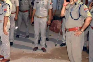 एटा में अभद्र व्यवहार का वीडियो वायरल होने पर दरोगा लाइन हाजिर, जांच के आदेश 