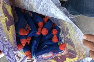 नामचीन कंपनी की आड़ में बना रहे थे नकली उत्पाद, दो दुकानों से मिला 387 बोतल नकली हारपिक