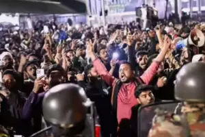 शरीफ उस्मान हादी की मौत से बांग्लादेश में भड़की हिंसा: सड़कों पर जगह-जगह प्रदर्शन, देश में छाया मातम