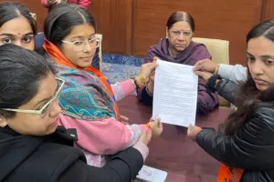 धर्मांतरण के खिलाफ विद्यार्थी परिषद ने किया केजीएमयू में प्रदर्शन,  शोषण पर आक्रोशित छात्राओं ने कुलपति को सौंपा ज्ञापन