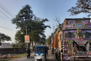 कोहरे में चलें संभलकर, मामूली सी असावधानी पड़ सकती है जान पर भारी... सड़क किनारे खडे़ हैं ओवरलोड ट्रक