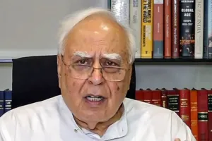 ‘क्या 33 बूथ अधिकारियों की मौत होना ठीक है’? सिब्बल ने सरकार पर निशाना साधा 