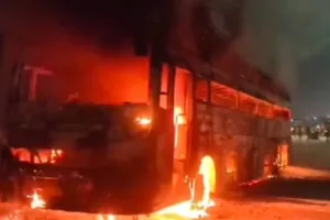 Kannauj : आगरा-लखनऊ एक्सप्रेसवे पर चलती बस में लगी आग, यात्रियों में मची चीख-पुकार