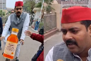 यूपी विधानमंडल सत्र: SIR और कफ सिरप कांड पर हंगामा, जादुई कफ सिरप लेकर सदन पहुंचे आशुतोष सिन्हा