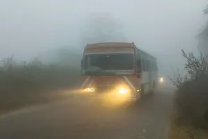 UP Weather: कोहरे की चादर में लिपटी रही सुबह, हेड लाइट जलाकर रेंगते रहे वाहन   