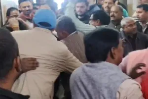 रिश्वत लेते पीडीए का बाबू और ग्राम रोजगार सेवक गिरफ्तार, एंटी करप्शन की प्रयागराज और मिर्जापुर यूनिट ने की कार्रवाई