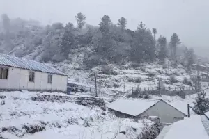 UP Weather Update: उत्तराखंड में होगी बर्फबारी, कंपकपाएगा यूपी... कोहरा और धुंध का असर, सड़क यातायात प्रभावित