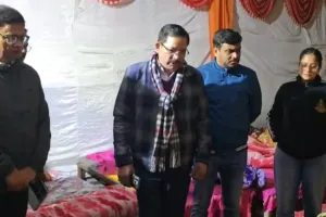 जालौन के जिलाधिकारी ने रैन बसेरों और अलाव का किया निरीक्षण, जरूरतमंदों से किया सीधे संवाद