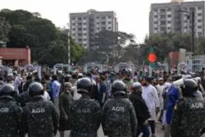 बांग्लादेश हिंसा अलर्ट: चटगांव में भारतीय वीजा सेवाएं अनिश्चितकाल के लिए निलंबित, प्रदर्शनों के बाद सुरक्षा चिंता बढ़ी