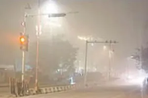 कोहरे की चादर में लिपटी रामनगरी:  बसों के संचालन पर सख्ती, सुबह रेंगते नजर आये वाहन 