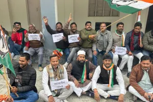 सुलतानपुर में कांग्रेस का प्रदर्शन, कार्यकर्ताओं को गिरफ्तार कर भेजा गया पुलिस लाइन