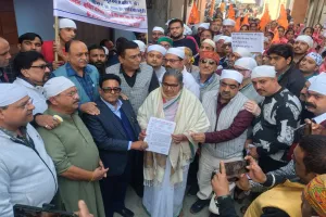 UP: दिल्ली के श्री पीर रतन नाथ मंदिर में तोड़फोड़ के विरोध में सड़क पर उतरा पंजाबी समाज