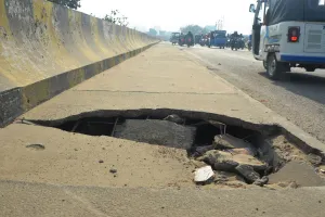 Bareilly : खतरे में सफर...चौपुला पुल में कई स्थानों पर ज्वाइंट का गैप बढ़ा