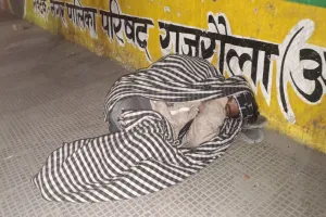 UP: रैन बसेरा न ही जल रहे अलाव, खुले में सर्द रातें काट रहे मुसाफिर