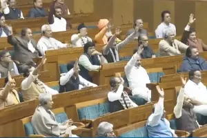 Parliament Session : लोकसभा में भारी हंगामें के बीच VB-G-राम-जी विधेयक 2025 पारित, विपक्ष ने सदन में फाड़े कागज 