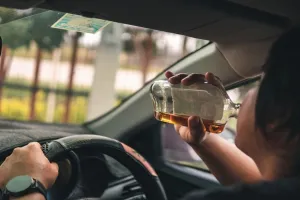 Bareilly: बिना नंबर की गाड़ी पर लिखा था न्यायालय...अंदर लड़की संग छलक रहे थे जाम, कार की सीज