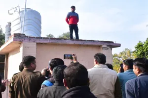 Moradabad: श्रम विभाग की बिल्डिंग पर चढ़कर मजदूर ने दी आत्महत्या की धमकी