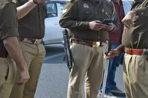 Rampur: आपस में कर रहे थे अपशब्दों का प्रयोग...एसपी ने दो सिपाहियों को किया निलंबित