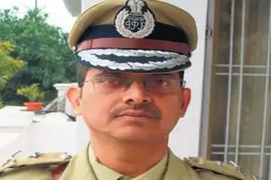 UP News: बीच सफर में पूर्व आईपीएस अमिताभ ठाकुर को ट्रेन से उतारकर हिरासत में लिया गया