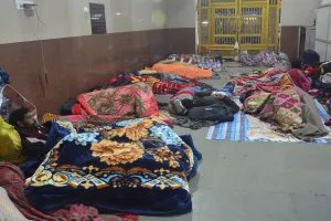 Bareilly : कागजों पर अस्थायी रैन बसेरे बनाने की प्रक्रिया...सर्द रात में कांप रहे लोग