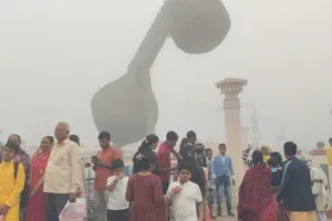 कोहरे की चादर में लिपटी रामनगरी...  रेंगते दिखे वाहन, दृश्यता 15 से 20 मी. रही