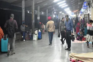 Bareilly: कोहरे में ट्रेनों की रफ्तार हुई धीमी, परेशान यात्री जंक्शन पर करते रहे इंतजार