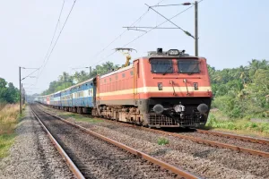 Bareilly : आधा दर्जन ट्रेनों ने कराया इंतजार...काशी विश्वनाथ रहीं पांच घंटे लेट