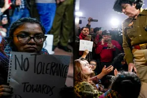 उन्नाव रेप केस : कुलदीप सेंगर की जमानत पर दिल्ली में बवाल, हिरासत में कांग्रेस नेता मुमताज और योगिता भयाना