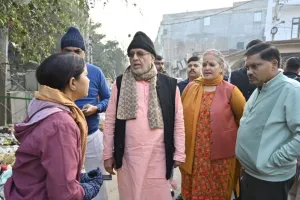 लखनऊ : निरीक्षण के दौरान गंदगी मिलने पर भड़के मंत्री सुरेश खन्ना, अधिकारियों और सफाईकर्मियों का एक दिन का वेतन काटा 