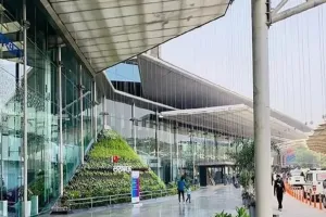 लखनऊ एयरपोर्ट पर आपस में भिड़े सुरक्षाकर्मी और कार चालक, वीडियो वायरल