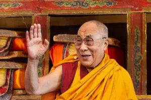  कुशीनगर : भगवान बुद्ध के दर्शन को पहुंची दलाई लामा की बहन, जेट्सन पेमा ने मंदिर में की प्रार्थना