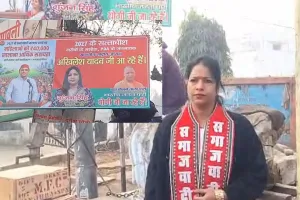 अंबेडकर तिराहे पर सपा के पोस्टर..  2027 को लेकर बड़ा दावा, महिलाओं को सालाना 40 हजार की आर्थिक मदद 