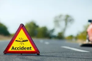 बिजनौर में पीछे से कार ने डंपर को मारी टक्कर, 4 लोगों की मौत 