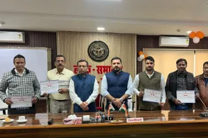 बाराबंकी में 100% डिजिटाइजेशन पूरा करने वाले कर्मचारी सम्मानित, डीएम ने 4 BLO को दिया प्रशस्ति पत्र