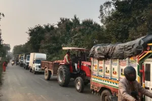  बाराबंकी :  रामनगर में रेलवे पुल पर सुरक्षा कार्यों के चलते लगा भारी जाम, लोग परेशान