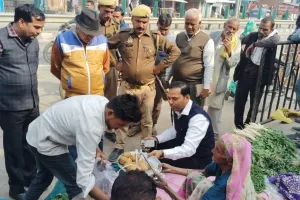 बाराबंकी में बुजुर्ग महिला से SDM ने खरीदी सब्जी.. पूछा हालचाल, इस कदम की स्थानीय कर रहे सराहना   