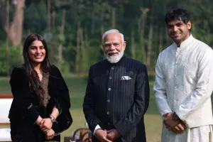 पीएम मोदी से मिले जैवलिन स्टार नीरज चोपड़ा और पत्नी हिमानी, खेल सहित कई मुद्दों पर हुई बात 