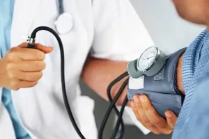 अस्पताल सील...  बगल के दरवाजे से चल रहा इलाज, चिकित्सक पर FIR दर्ज 