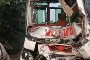 बिलग्राम-कटरा बिल्हौर मार्ग पर भीषण सड़क हादसा:  बस-ट्रक की आमने-सामने टक्कर, 10 घायल, 2 की हालत गंभीर
