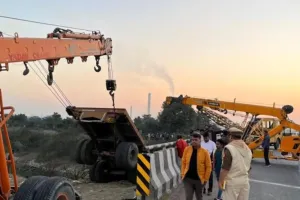 यूपी :  झांसी में पानी-पुरी के ठेले को टक्कर मारते हुए नहर में गिरा ट्रक, दो शव मिले