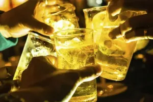 लखनऊ में सड़क पर मयखाने...  अभियान चलाकर पुलिस ने किये चालान, नशेबाजी और हुड़दंग करने वालों पर कार्रवाई