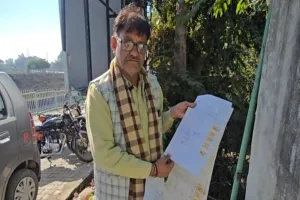 रिटायर्ड CRPF जवान की खतौनी से गायब मिली पुश्तैनी जमीन, रिकॉर्ड में गड़बड़ी का आरोप 