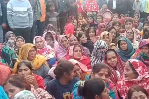  धारदार हथियार से युवक की हत्या: शव घर पहुंचने पर आक्रोशित परिजन-ग्रामीणों ने सड़क पर लगाया जाम